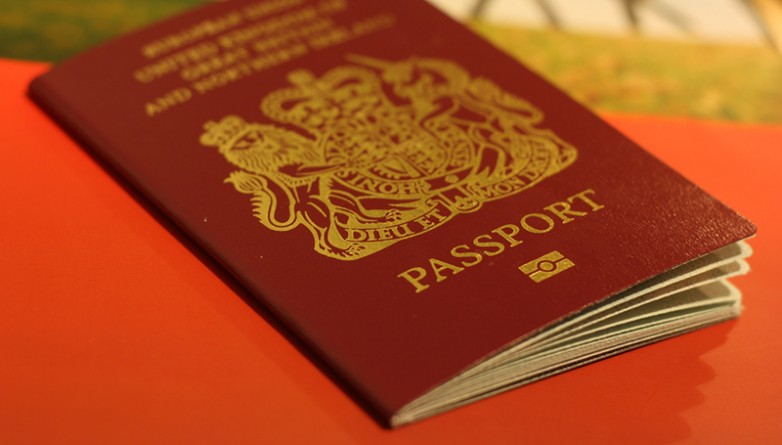 Общество: Что нужно знать британцам, собирающимся в Штаты, о биометрических паспортах