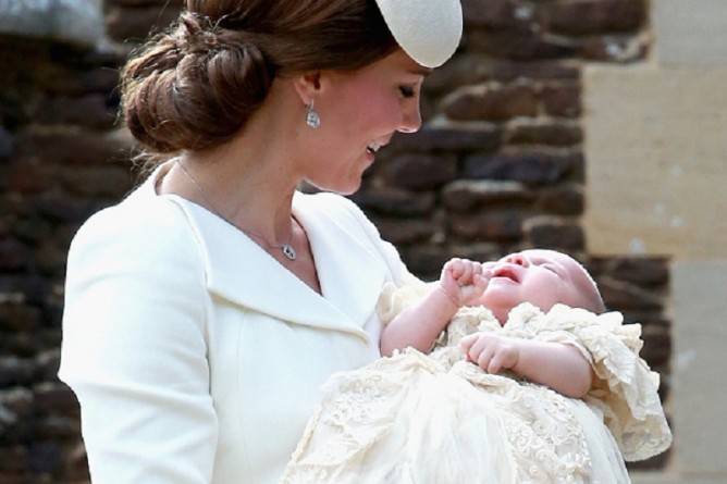Знаменитости: Что же подарили принцессе Шарлотте на первый день рождения?