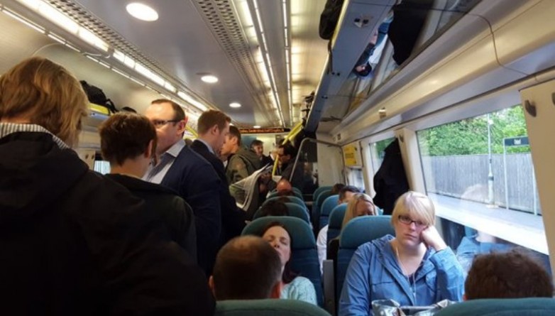 Общество: Забастовки на Southern Trains: пассажиры сидели на полках для багажа