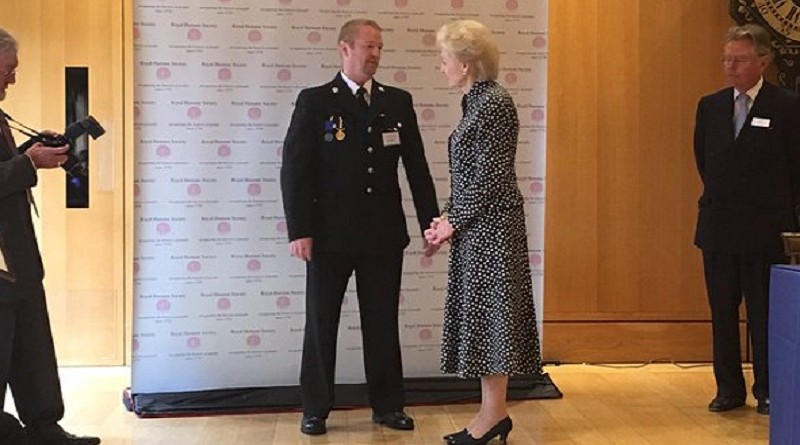 Офицер, спасший семью во время пожара, стал "Самым храбрым полицейским Британии" 28052016 Общество: Офицер, спасший семью во время пожара, стал "Самым храбрым полицейским Британии"