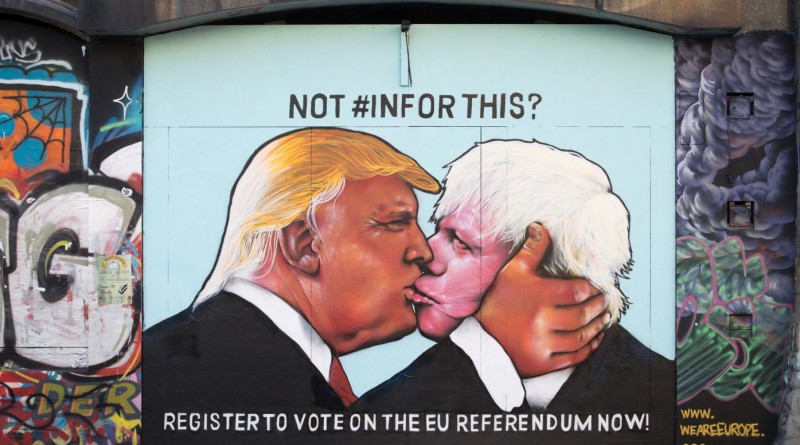 Общество: Дональд Трамп и Борис Джонсон целуются на улицах Бристоля