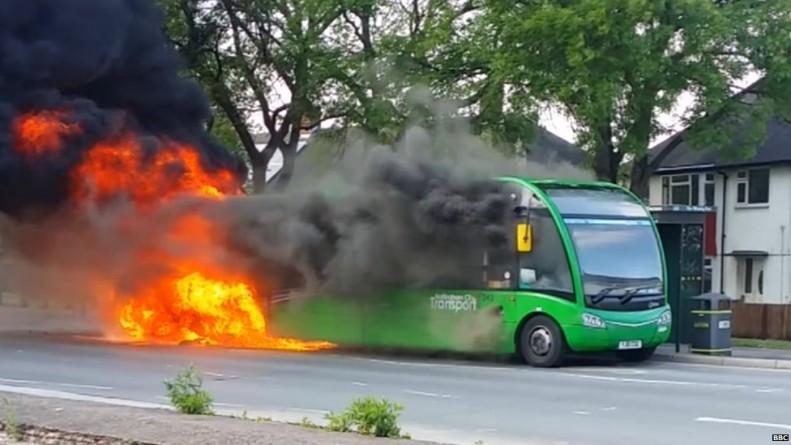Происшествия: Водитель из Ноттингема успел эвакуировать пассажиров за минуты до взрыва автобуса (видео)