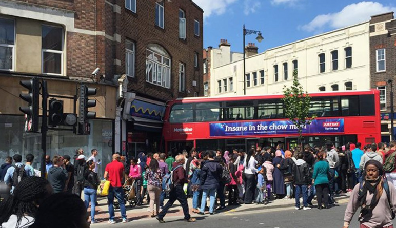 Общество: В Харлсдене двухэтажный автобус врезался в магазин: 17 человек ранены