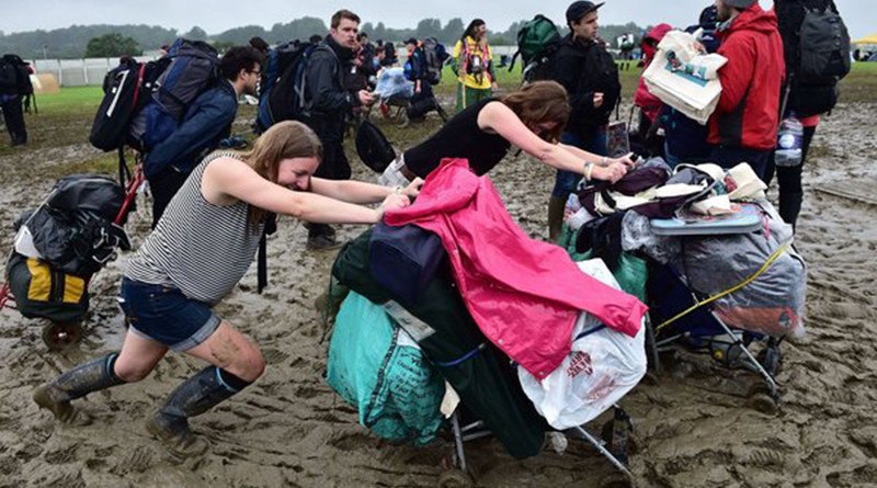 Досуг: Дорога на фестиваль Гластонбери - борьба со стихией...