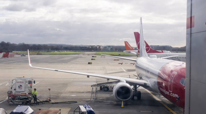 Происшествия: Аэропорт Гатвик был закрыт из-за повреждений взлетно-посадочной полосы