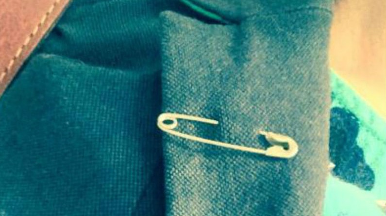#SafetyPin: британцы прикалывают к одежде булавки в знак поддержки иммигрантов 29062016 Общество: #SafetyPin: британцы прикалывают к одежде булавки в знак поддержки иммигрантов