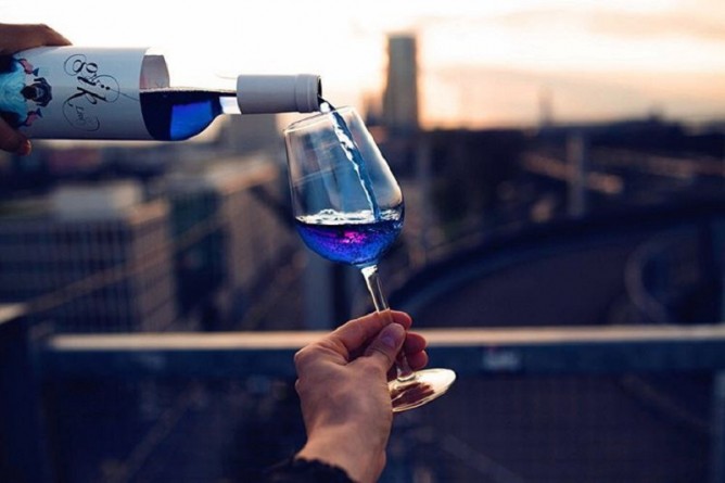 Досуг: Не стоит мучать себя выбором между красным и белым вином. Выберите голубое!