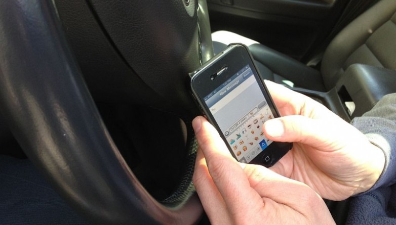 Закон и право: Громкая связь за рулем так же опасна, как и телефон в руке