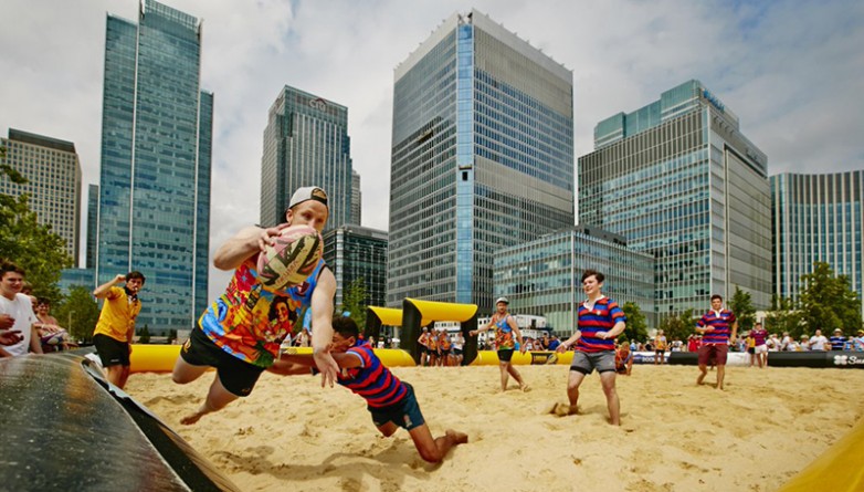 Видео: Сыграйте в регби на пляже в Центральном Лондоне