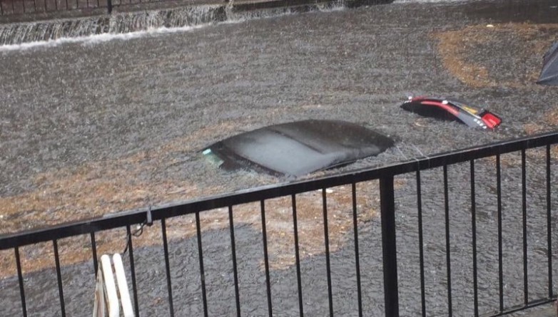Погода: Потоп в Лондоне: дороги и машины уходят под воду