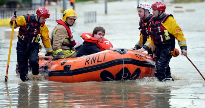 Происшествия: Пожарные спасали людей от наводнения в Лондоне