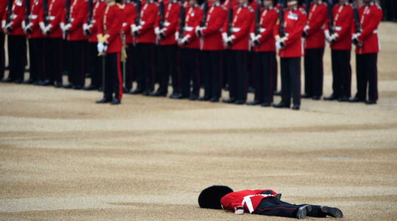 Видео: Гвардеец упал в обморок во время парада в честь юбилея Елизаветы II