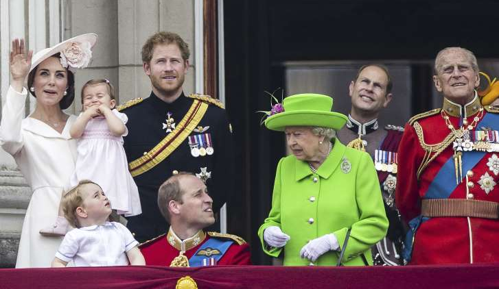 Видео: Елизавета II отругала принца Уильяма на параде