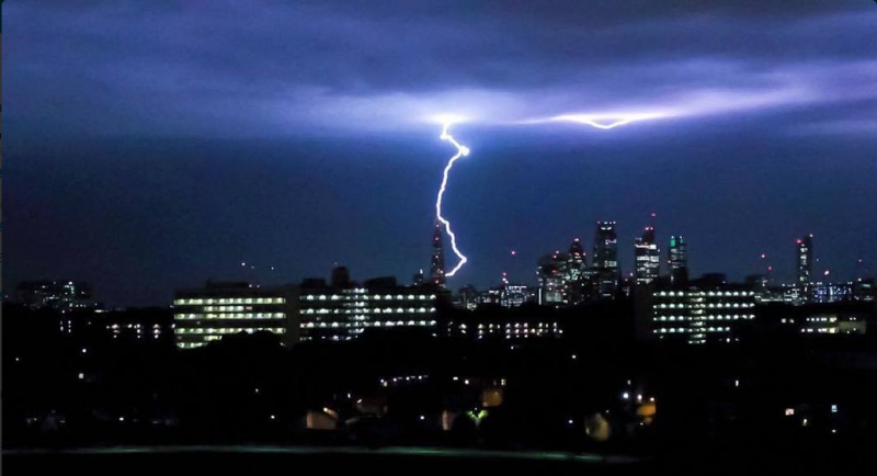 Видео: Недавние раскаты грома и молний взволновали жителей Лондона