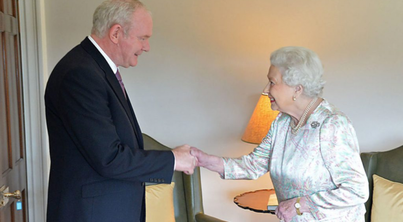 Знаменитости: «В любом случае, я все еще жива», - пошутила Королева во время визита в Северную Ирландию
