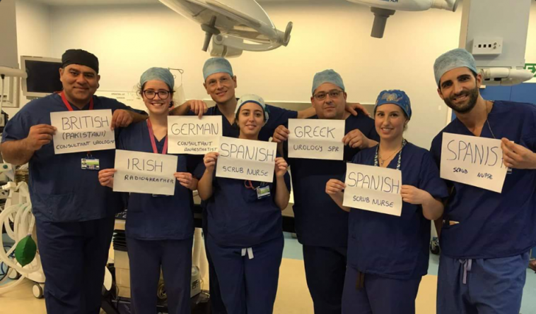 В мире: Фото «Мы - Европа» с командой NHS показало, как иммиграция спасает жизни
