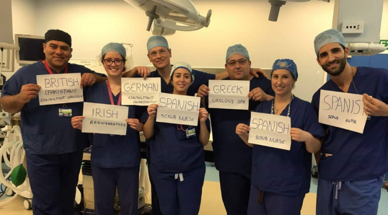 Фото «Мы - Европа» с командой NHS показало, как иммиграция спасает жизни 29062016 В мире: Фото «Мы - Европа» с командой NHS показало, как иммиграция спасает жизни