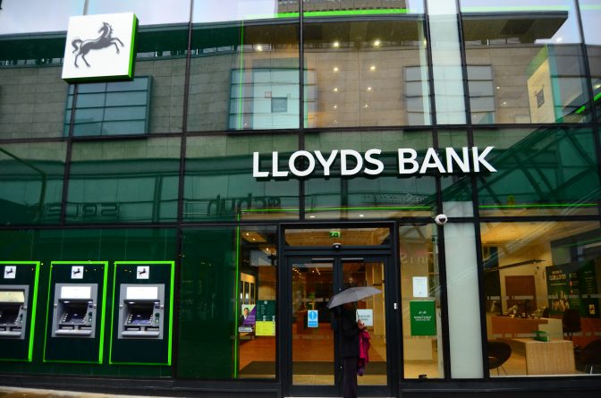 Бизнес и финансы: Банк Lloyds планирует сокращение 3000 сотрудников и закрытие 200 филиалов