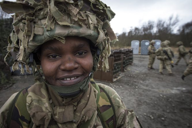 Общество: Женщинам-военным в Британии разрешили участие в военных операциях на передовой