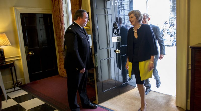 Тереза Мэй заменит картины на стенах Даунинг-стрит 10 своими цитатами 23072016 Общество: Тереза Мэй заменит картины на стенах Даунинг-стрит 10 своими цитатами