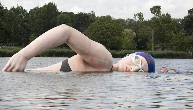 Досуг: В озере Серпентайн появилась гигантская статуя Ребекки Адлингтон (фото)