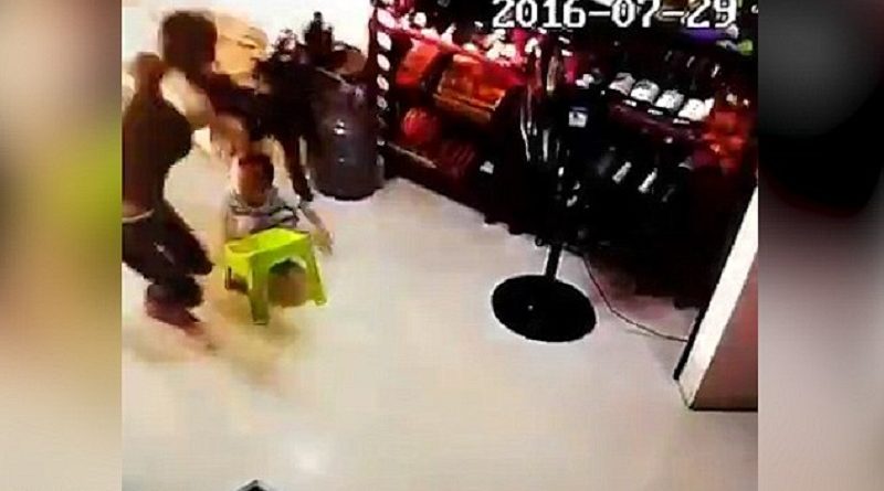 Малыш остался невредимым после того, как в него врезалось въехавшее в дом авто 31072016 Происшествия: Малыш остался невредимым после того, как в него врезалось въехавшее в дом авто