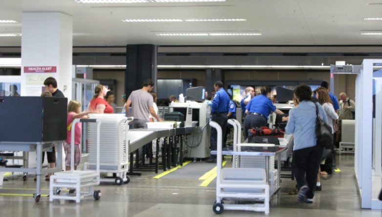 В мире: Новые сканирующие устройства в аэропорту смогут распознавать жидкости и ноутбуки