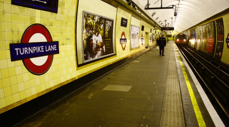 Общество: На станции Turnpike Lane человек был сбит поездом метро