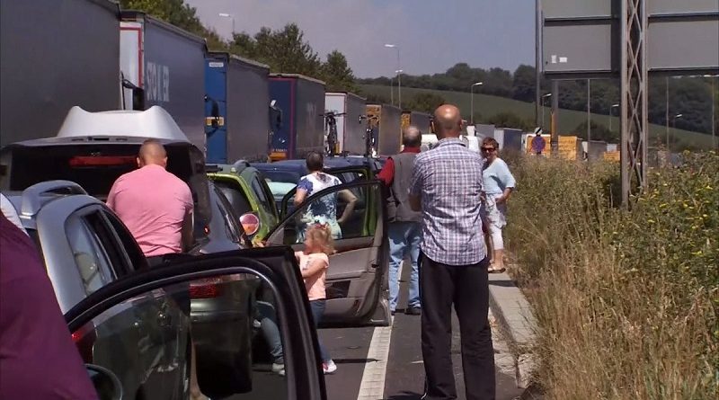 250 000 британцев застряли в пробке на подъезде к порту в Дувре более чем на 12 часов 24072016 Происшествия: 250 000 британцев застряли в пробке на подъезде к порту в Дувре более чем на 12 часов