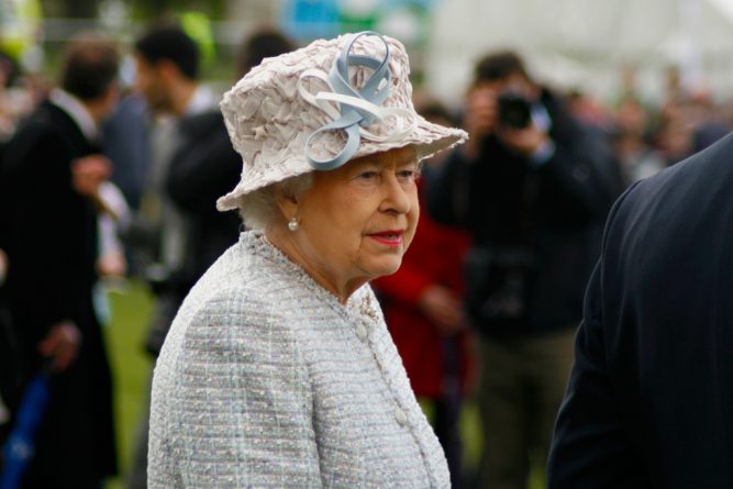 Знаменитости: Ближе к людям: королева зашла перекусить в эдинбургский паб