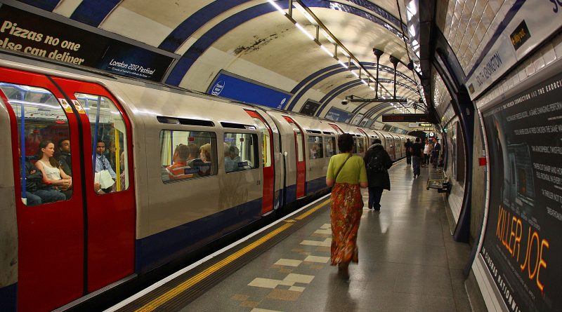 TfL раздает пассажирам бесплатные бутылки воды 21072016 Досуг: TfL раздает пассажирам бесплатные бутылки воды