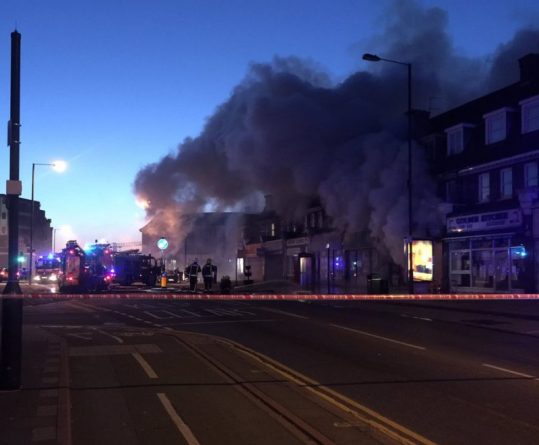 Происшествия: Пожар в Лондоне: машина загорелась, врезавшись в витрину магазина