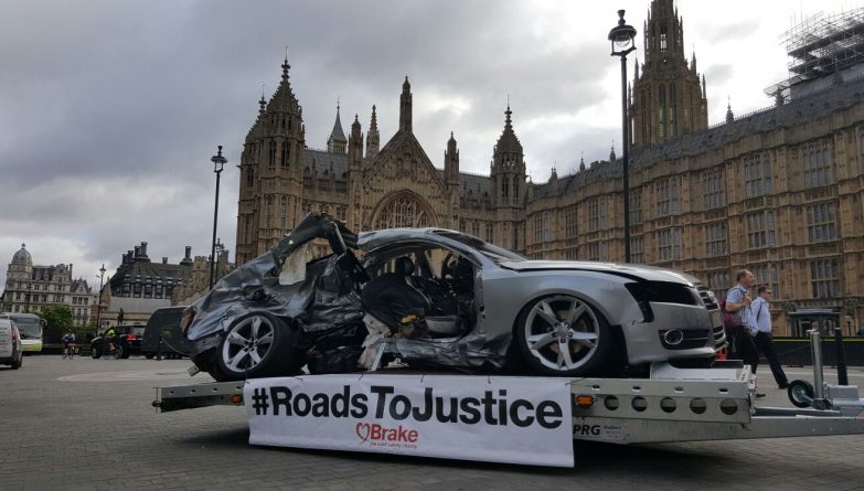 Закон и право: Перед парламентом выставили автомобиль жертвы ДТП