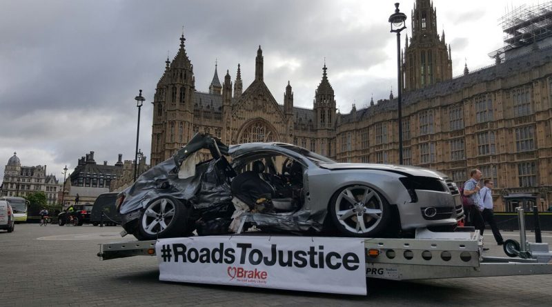 Перед парламентом выставили автомобиль жертвы ДТП 12072016 Закон и право: Перед парламентом выставили автомобиль жертвы ДТП