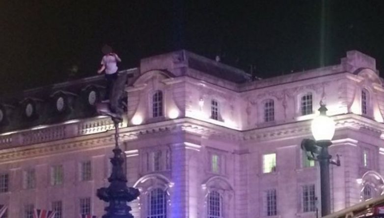 Происшествия: Площадь Пикадилли закрыли после того, как мужчина взобрался на 11-метровую статую Эроса