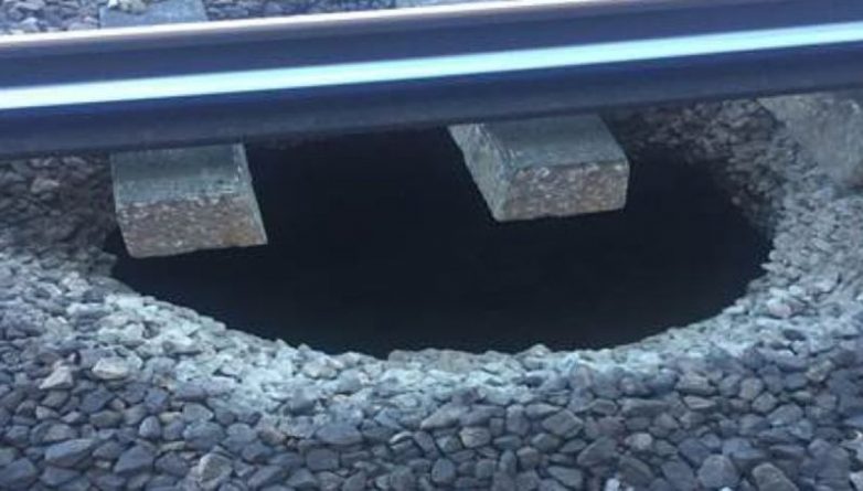 Происшествия: Перебои в работе железной дороги из-за провала грунта в Форест Хилл