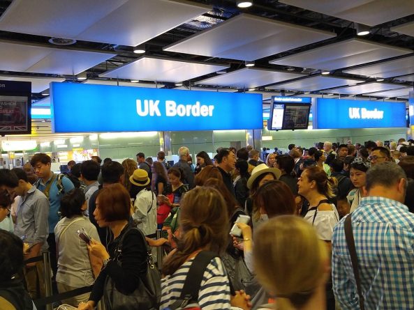 Общество: В аэропортах Британии будет ограничена продажа алкоголя
