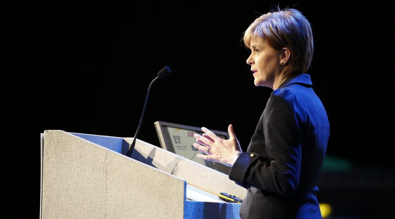 Никола Старджен требует внести ясность в статус мигрантов из ЕС 18082016 Общество: Никола Старджен требует внести ясность в статус мигрантов из ЕС