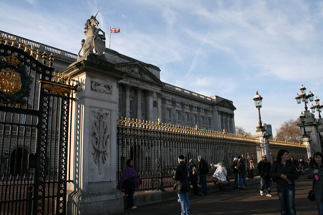 Происшествия: Пьяный мужчина пытался проникнуть в Букингемский дворец