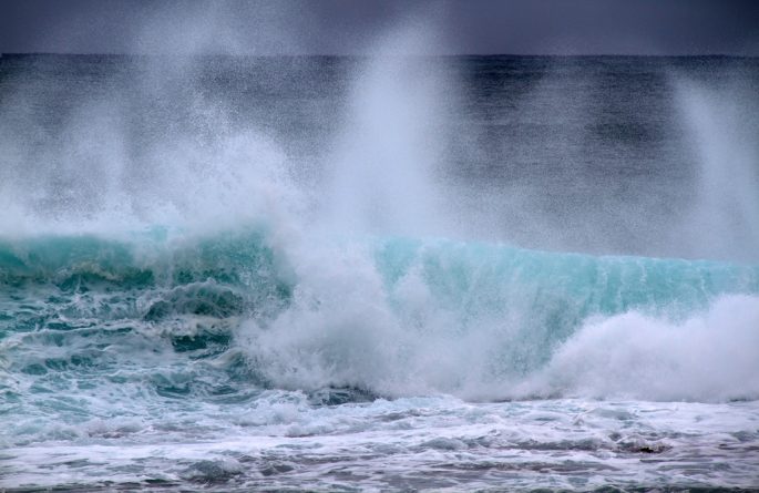 Происшествия: Трехметровая волна смыла целую семью в море