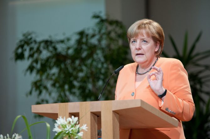 В мире: Покушение на жизнь Ангелы Меркель