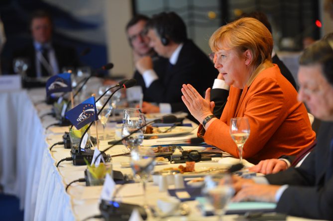 В мире: Ангела Меркель признает, что закрывала глаза на "мигрантский кризис" слишком долго