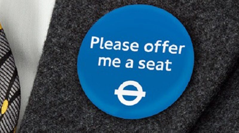 TfL выпустили значок с надписью «Пожалуйста, уступите мне место» 31082016 Общество: TfL выпустили значок с надписью «Пожалуйста, уступите мне место»