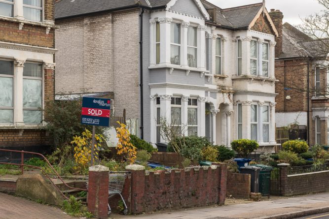 Бизнес и финансы: На покупке жилья в пригороде Лондона можно сэкономить до £ 450 000
