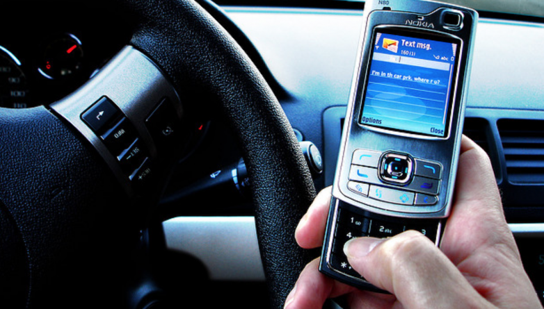 Закон и право: Теперь вы можете лишиться лицензии за использование телефона за рулем