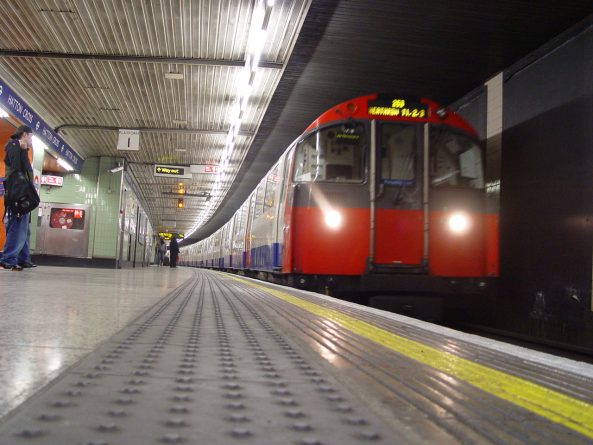 Общество: Пассажиры Северной линии лондонского метро названы самыми невоспитанными