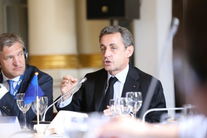 В мире: Николя Саркози пообещал вернуть Британию в ЕС