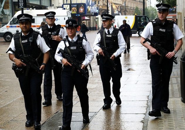 Происшествия: Вооруженные полицейские на улицах Лондона в час пик повергли водителей в шок