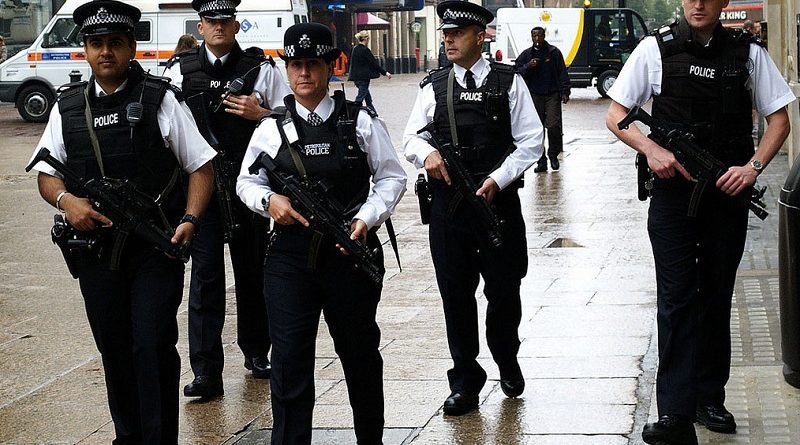 Происшествия: Вооруженные полицейские на улицах Лондона в час пик повергли водителей в шок