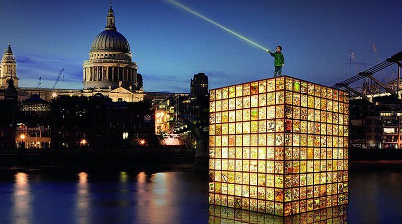 Гигантский трёхъярусный фонарь на Темзе 02092016 Искусство: Гигантский трёхъярусный фонарь на Темзе